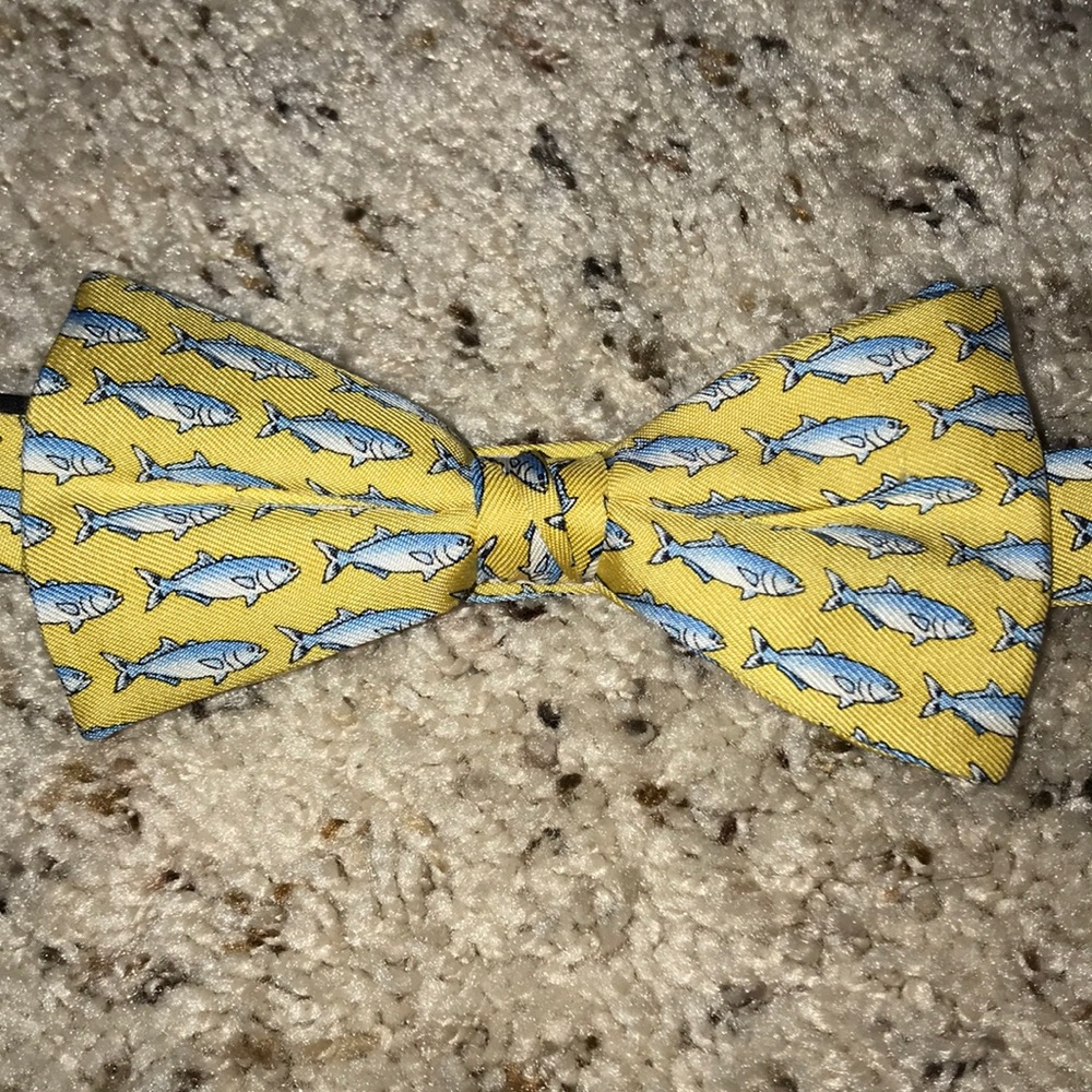 Men’s yellow silk vineyard vines bonefish bow tie